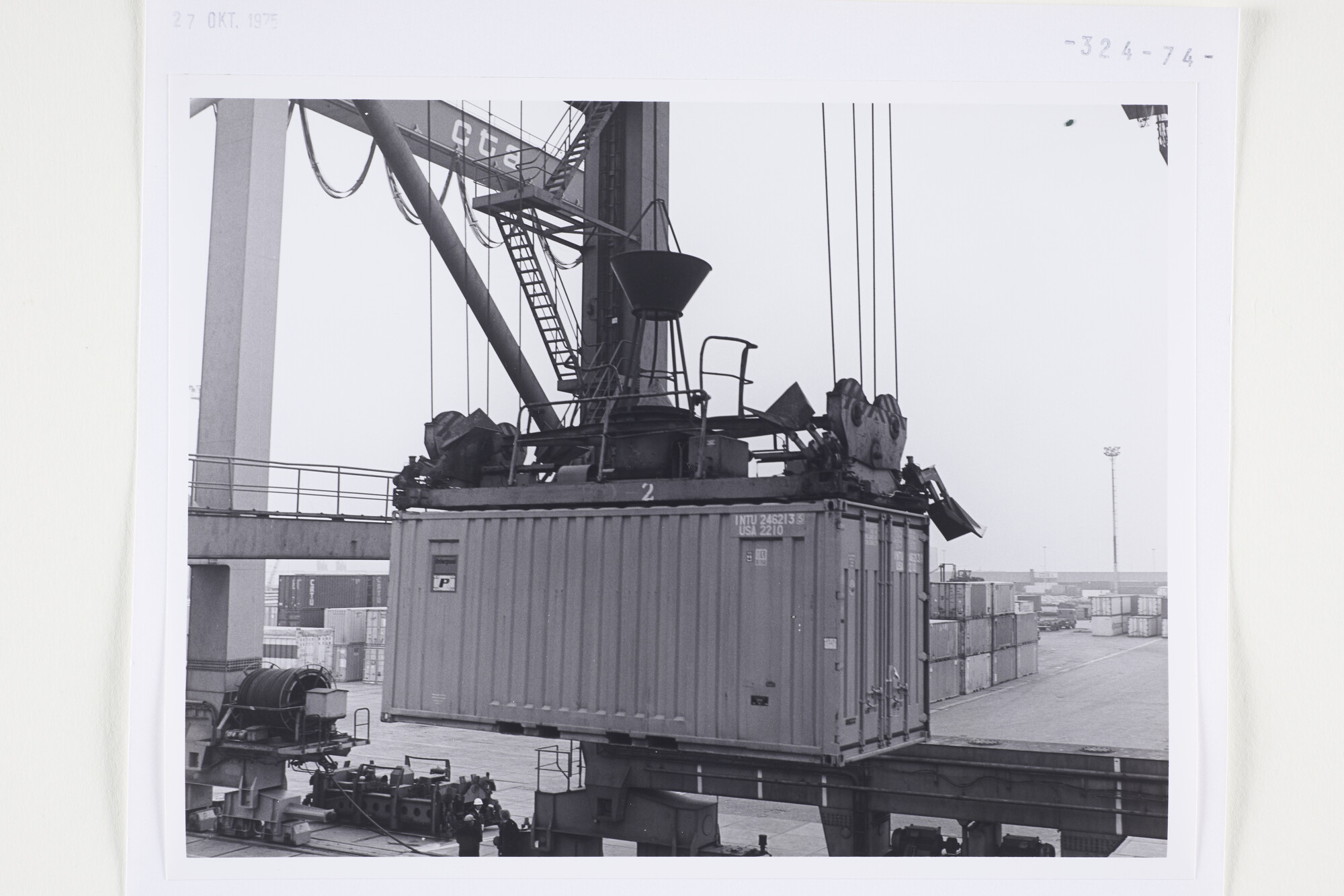 S.5444(5797)03; Foto's van het proefhijsen met containers in de Frank Pais na verbouwing bij de NDSM; foto