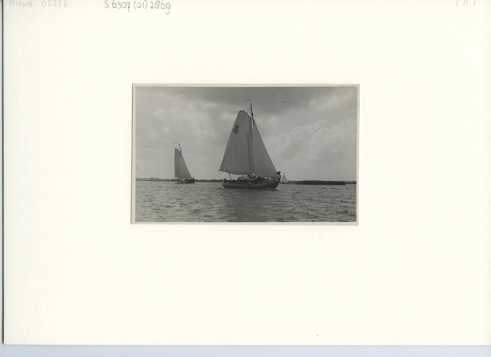 S.6507(01)2869; Twee boeiers waaronder Pudia (9 OC) tijdens een zeilwedstrijd voor platbodems te Loosdrecht, 1942; foto