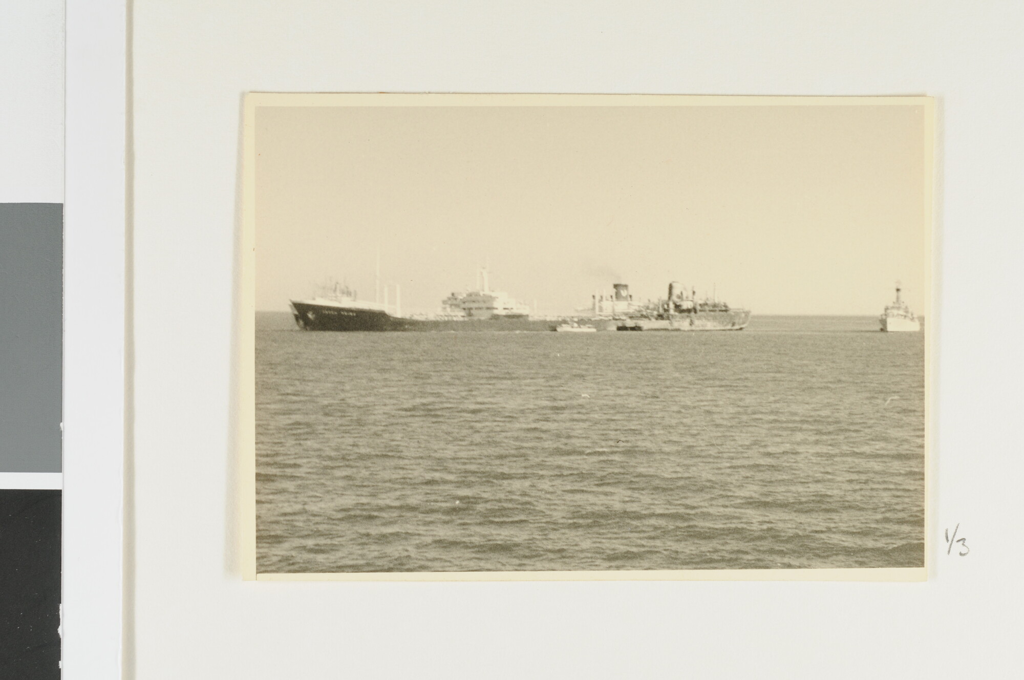 S.6444(67)2; Drie overzichtsfoto's van de tanker Argea Prima met te hulp gesnelde schepen na de aanvaring met het vrachtschip Tabian van de SMN; fotoreportage