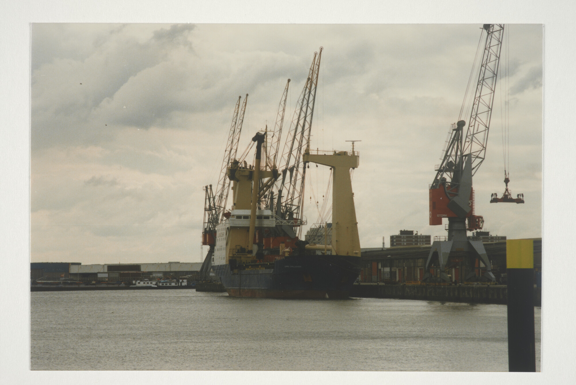 2000.0881; Kleurenfoto van het onder Antilliaanse vlag varendse zwaartransportschip [...]; foto