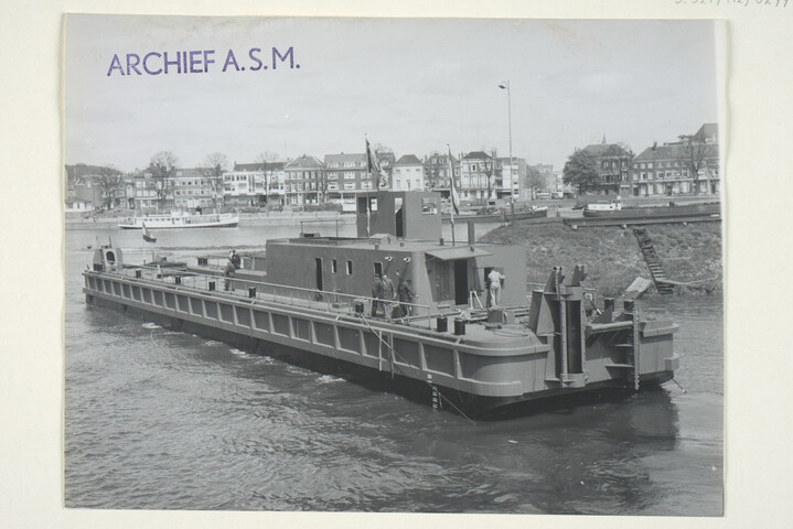S.5219(12)0299; Foto's van de tewaterlating van het casco van de profiel- en bakkenzuiger 'Sliedrecht XV' gebouwd op de langshelling van de ASM; fotoreportage