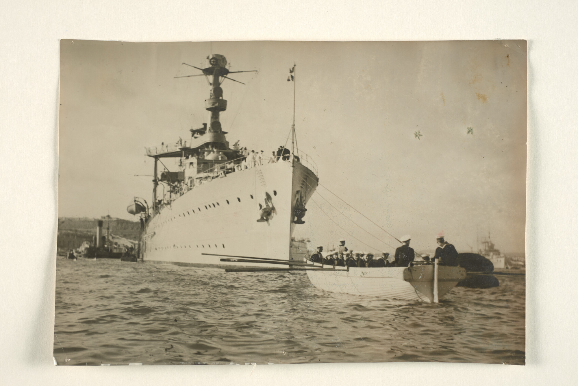 1995.6218; De aankomst van de Nederlandse kruiser Hr.Ms. 'Sumatra' in de haven van Valetta op Malta; foto
