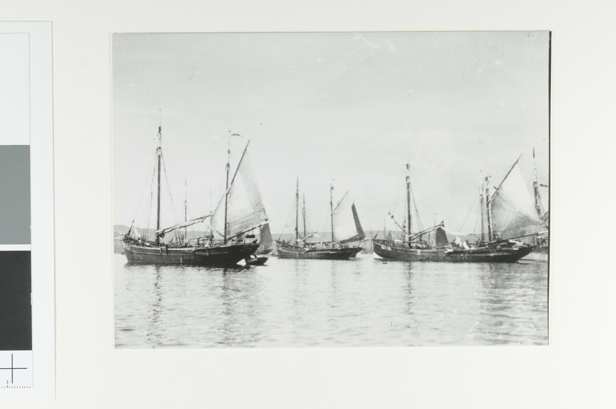 A.5044(11); Nederlandse loggers liggen met gehesen zeilen in de baai van Lerwick; foto