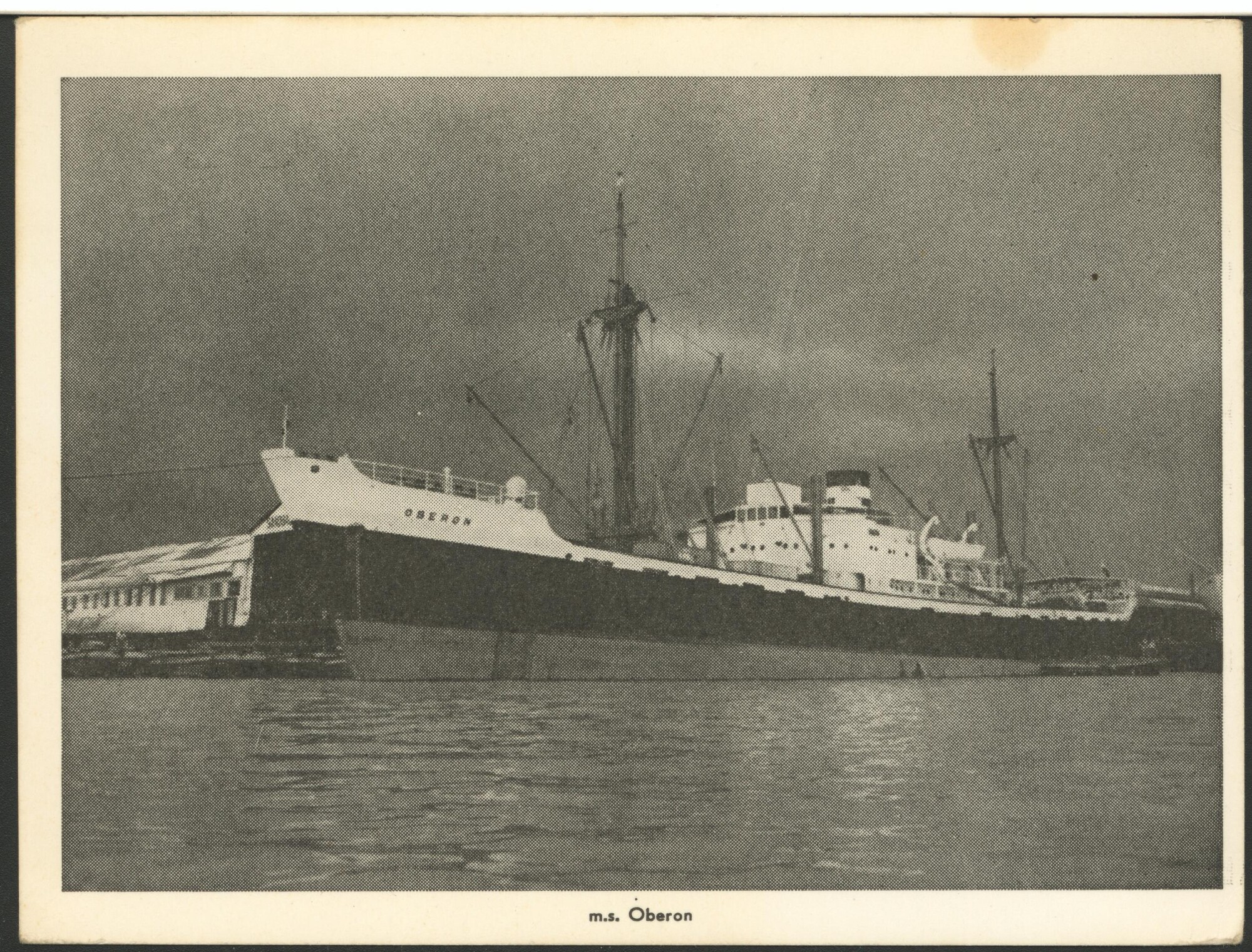 1993.3942; Prentbriefkaart van het vrachtschip ms. Oberon van de KNSM in een haven; prentbriefkaart