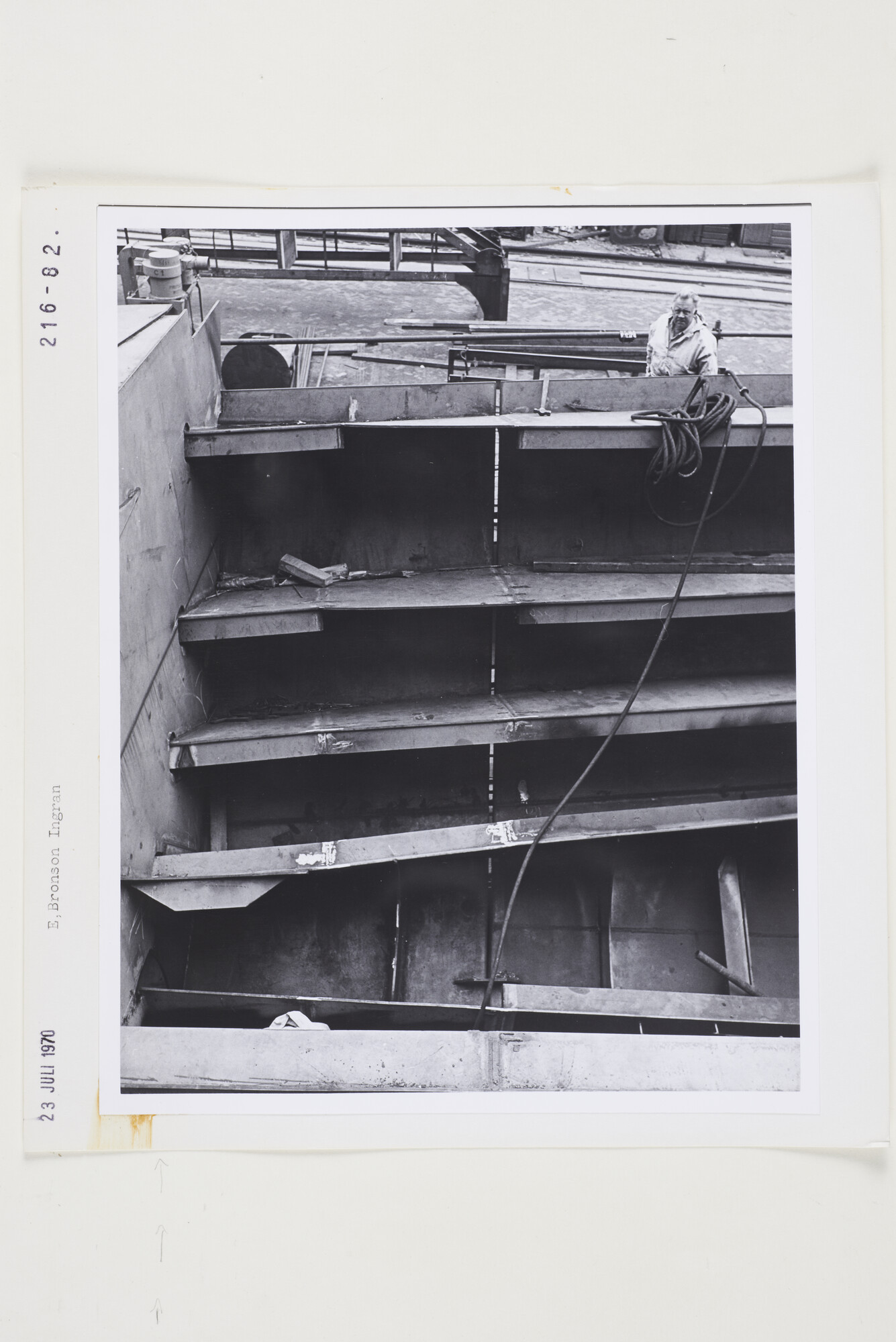 S.5444(5147)03; Foto van de schade aan huid en schroef van de sleepboot E. Bronson Ingram; foto