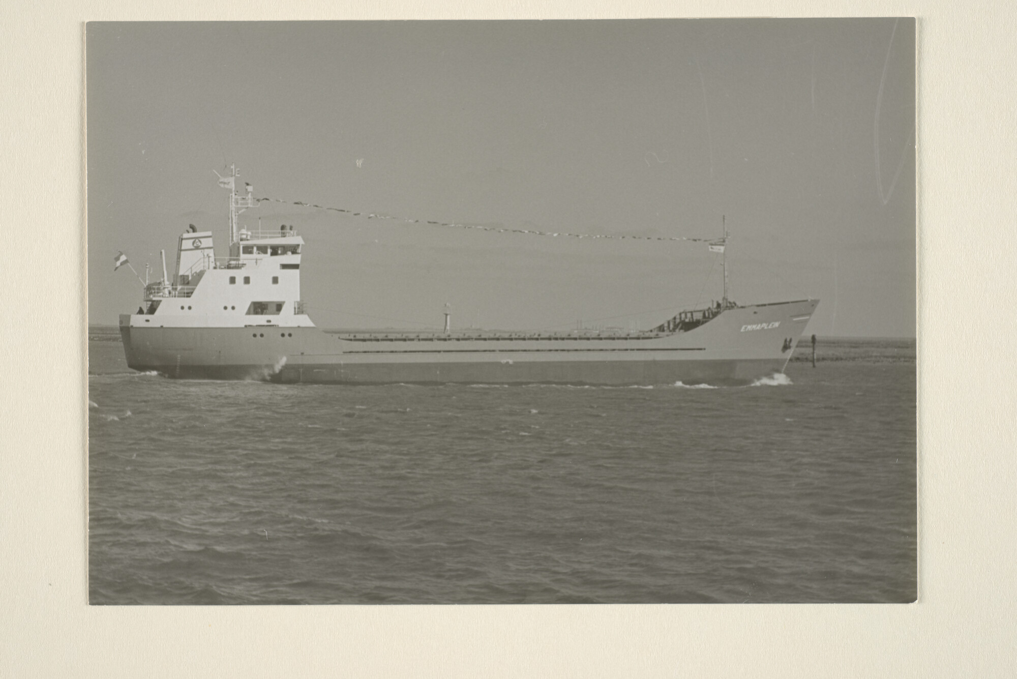 1996.2079; De coaster ms. Emmaplein (Carebeka Transport) te Rotterdam varende op de [...]; foto