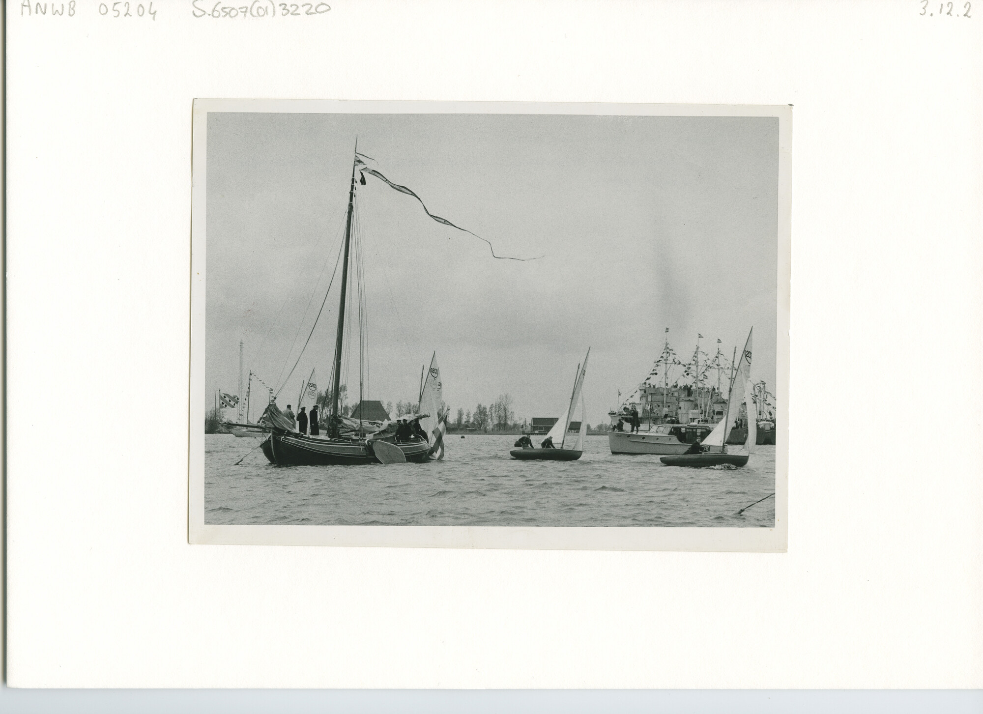 S.6507(01)3220; Admiraalzeilen van zestienkwadraten langs het voor anker liggende Friese Statenjacht Friso; foto