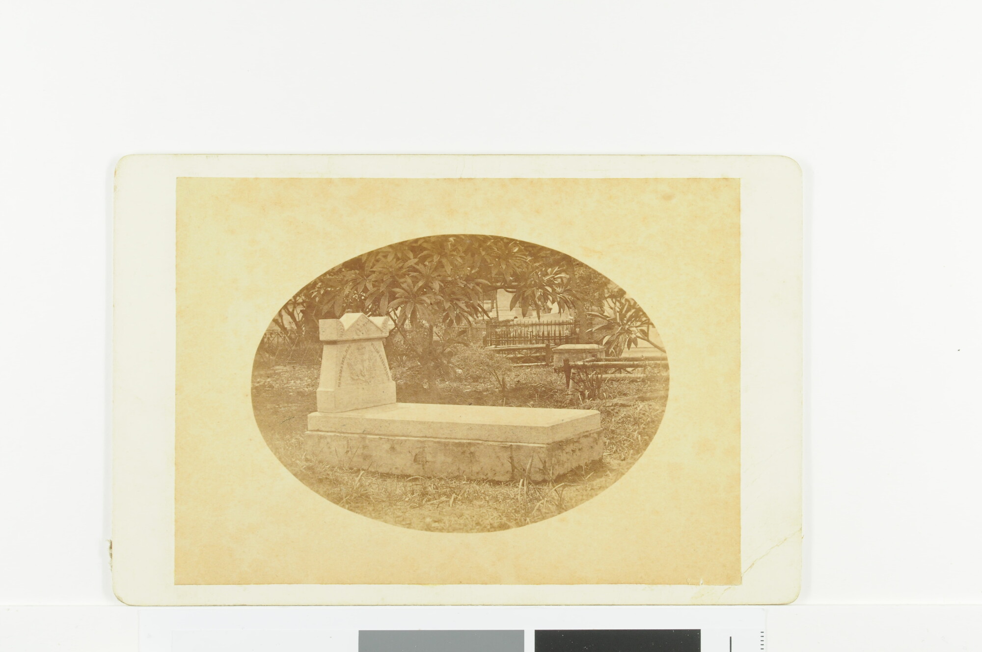 S.2956(06)01; Kabinetfoto. Het graf van luitenant ter zee L.R. Koolemans Beijnen te Makassar (Celebes); foto