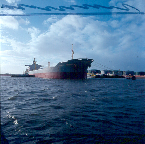 S.9100(8633); Dia van de 'Atlantic Princess' op sleep door sleepboten van Reederij Goedkoop; diapositief