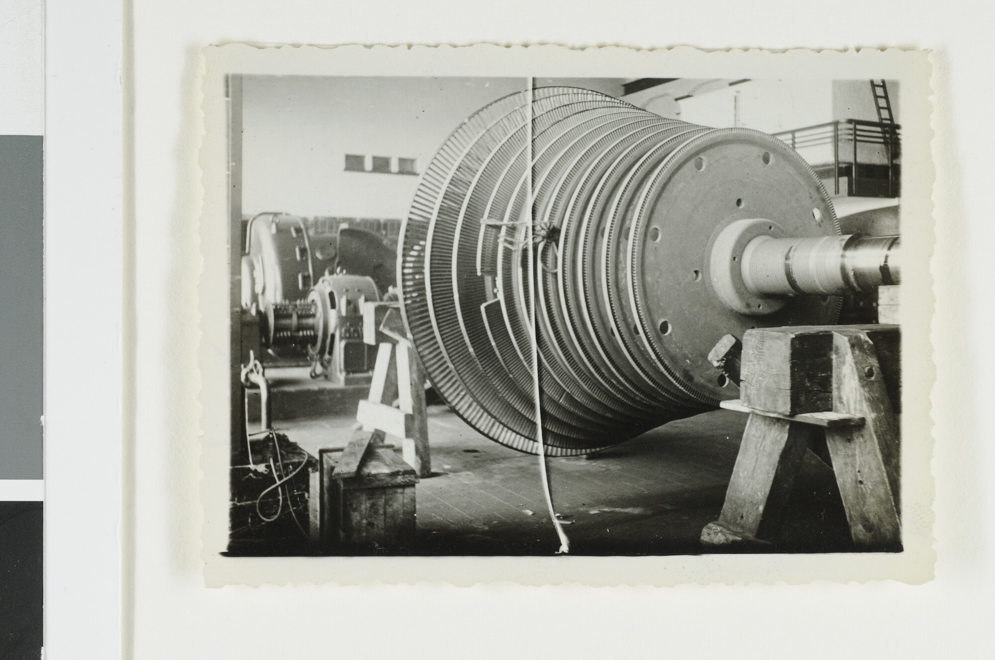 S.6952(19)47; Foto's een Zoëlly-turbine van 25.000 KWT voor de PGEM electriciteitscentrale in Nijmegen, opgesteld in de machinefabriek van Esser Wyss & Co; fotoreportage