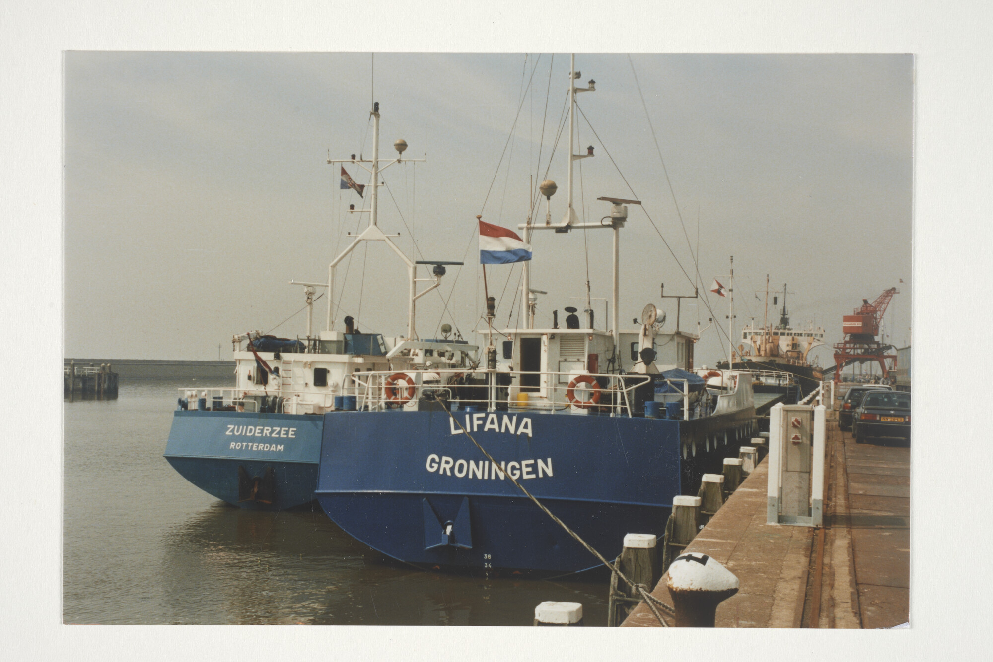 2000.0892; De coasters ms. "Lifana" (ex- "Thalassa") van C.V. ms. Lifana (Wagenborg Shipping), gebouwd in 1983 bij Peters IJsselmeer te Kampen, en "Zuiderzee" van V.O.F. ms. Zuiderzee (Amasus), gebouwd in 1985 bij Barkmeijer te Stroobos, afgemeerd in de haven van Harlingen (Achteraanzicht); foto