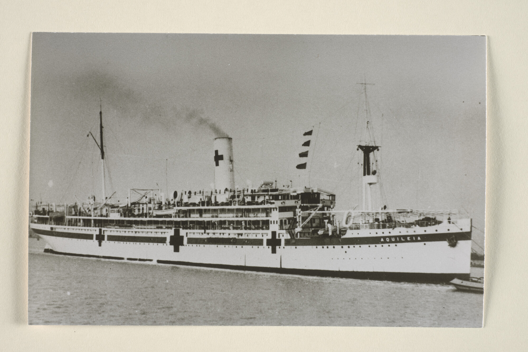 1995.4983; Het mailschip ss. Aquileja van de Lloyd Triestino (ex- Prins der Nederlanden van de Stoomvaart Maatschappij Nederland) [...]; foto