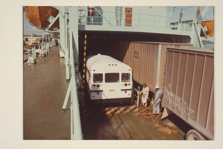 S.7032(055); Kleurenfotos van het laden van het Ro-Ro-schip ms. Begonia (ex- [...]; fotoreportage