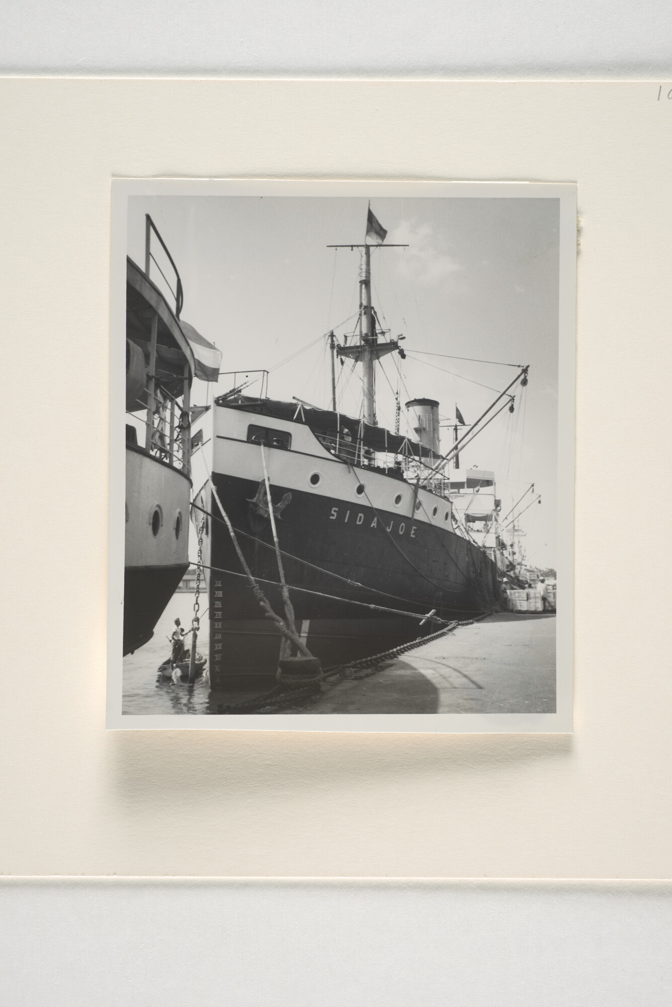1994.1739; Het ss. 'Sidajoe' van de KPM aan de kade te Tandjong Priok; foto
