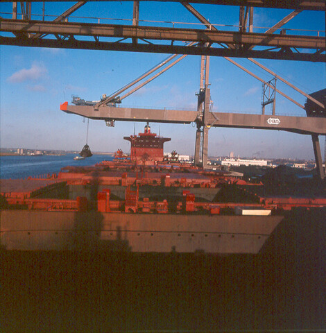 S.9100(8149); Ertsoverslag in haven Amsterdam; diapositief