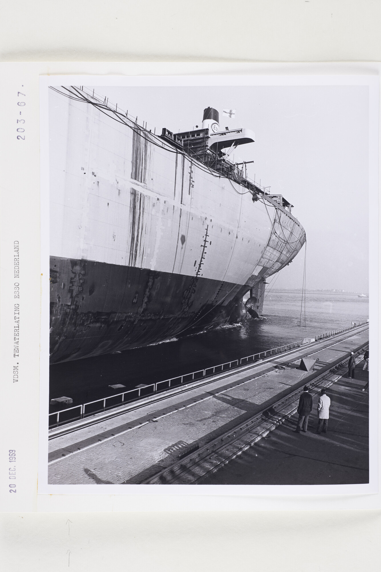 S.5444(5082)05; Foto van de tewaterlating van de mammoettanker Esso Nederland bij de VDSM; foto