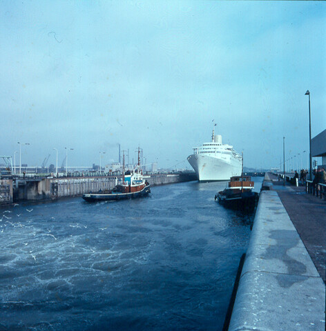 S.9100(2967); Dia van het Zweedse cruiseschip 'Kungsholm' van de Svenska Amerika Linien; diapositief