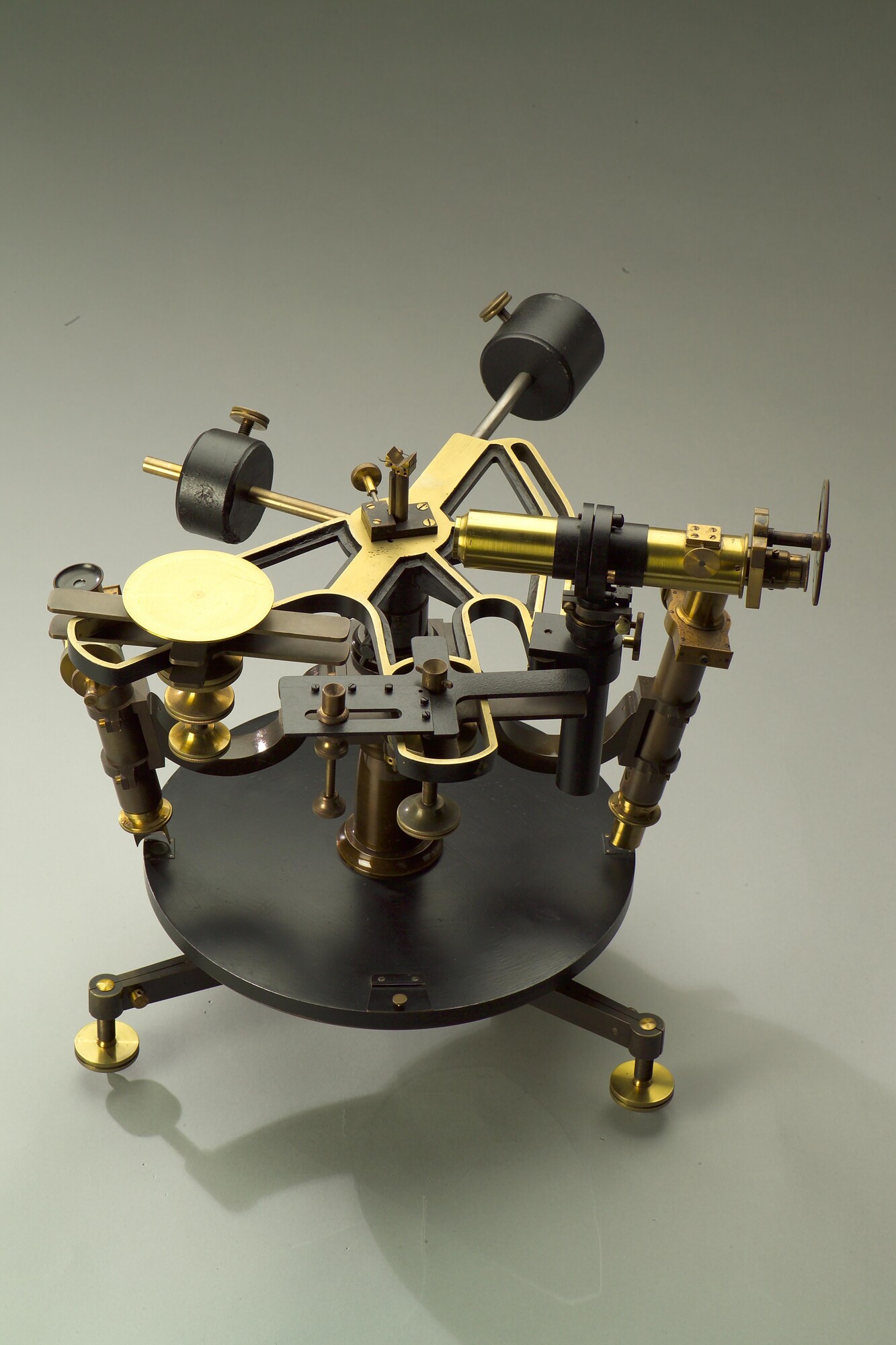 RB.0748(25); Collimator voor de keur van sextanten, met bijbehorende tafel; collimator