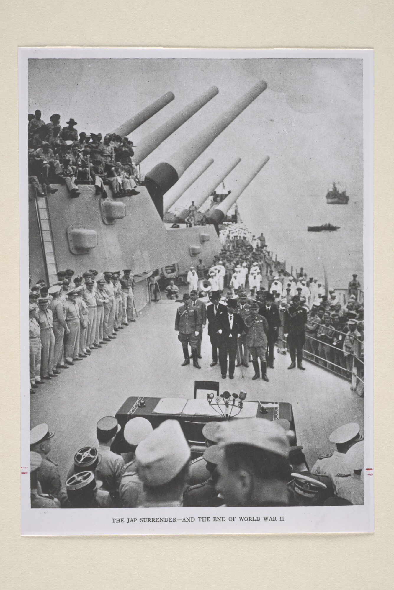 1996.4283; De Japanse delegatie arriveert op het slagschip USS Missourri in de baai [...]; foto