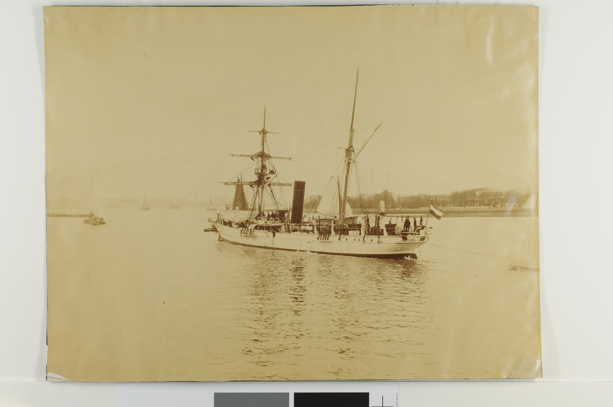 S.0525(52)3; Het schroefstoomschip 4de klasse Hr.Ms. 'Lombok' bij haar vertrek uit Amsterdam naar Nederlands-Indië; foto