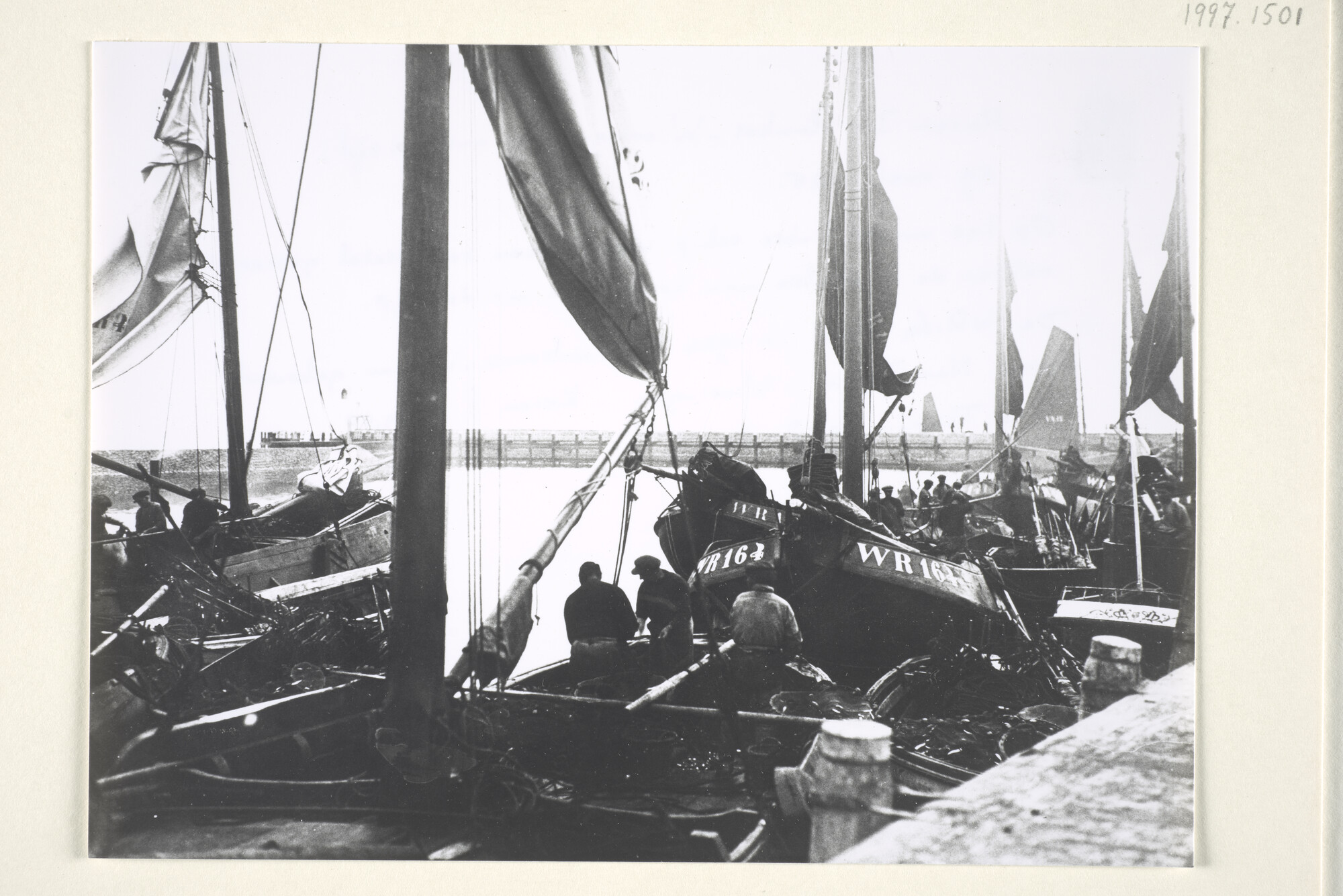 1997.1501; Haven De Haukes - Wieringen in ansjovistijd, mei 1925; foto