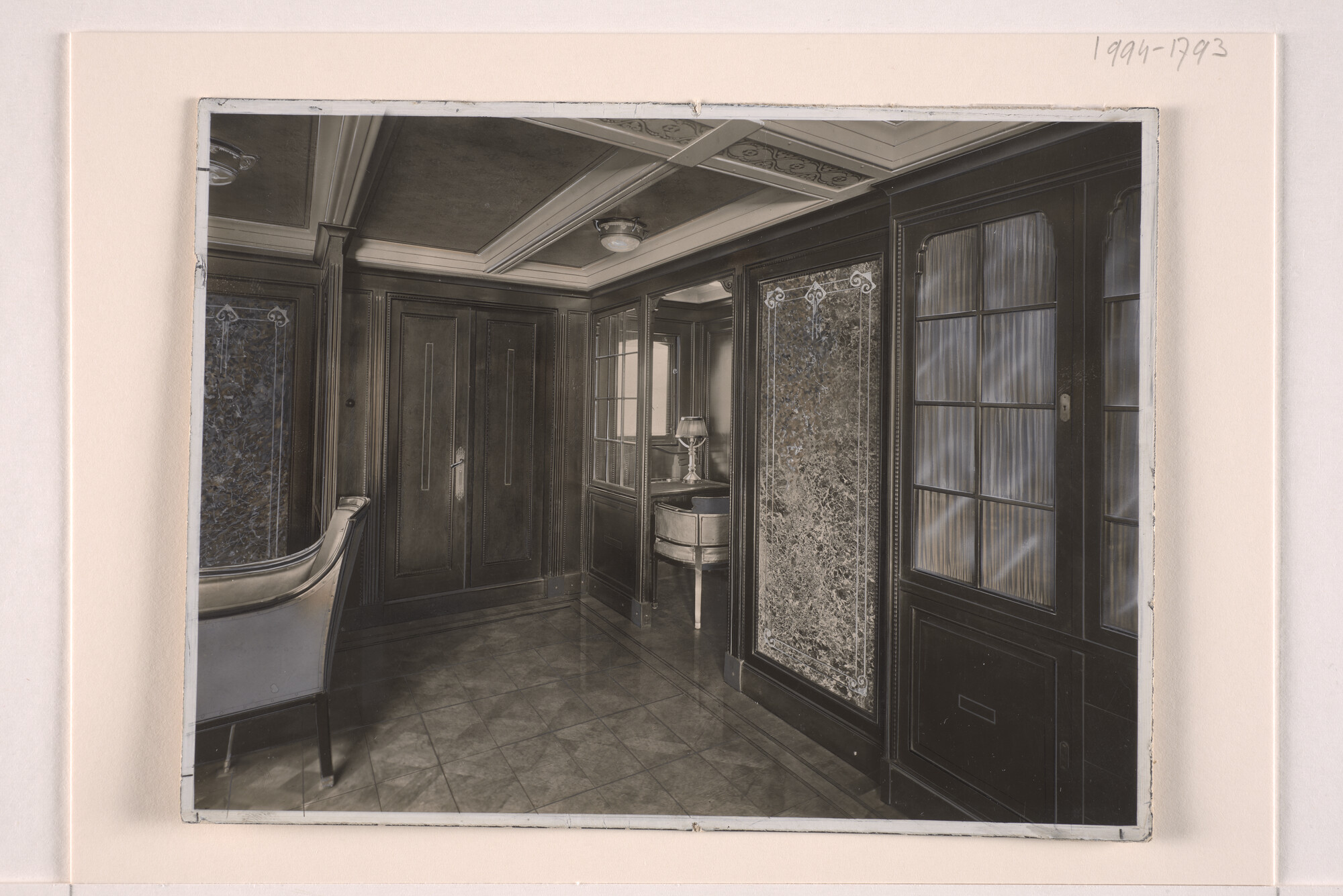 1994.1793; Interieurfoto's genomen aan boord van het passagiersschip ss. 'Tasman' van de KPM: waaronder vestibule [...]; fotoreportage