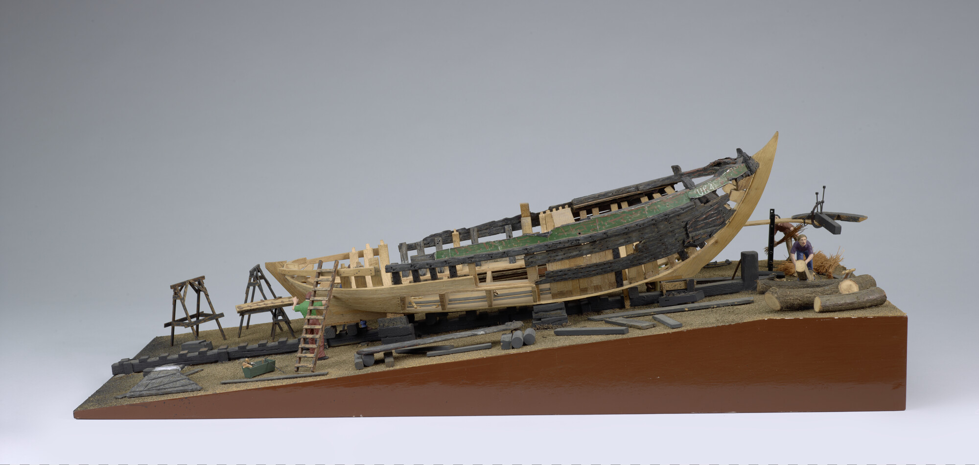 2014.0654; Diorama van de botter UK 45 op een scheepshelling; diorama