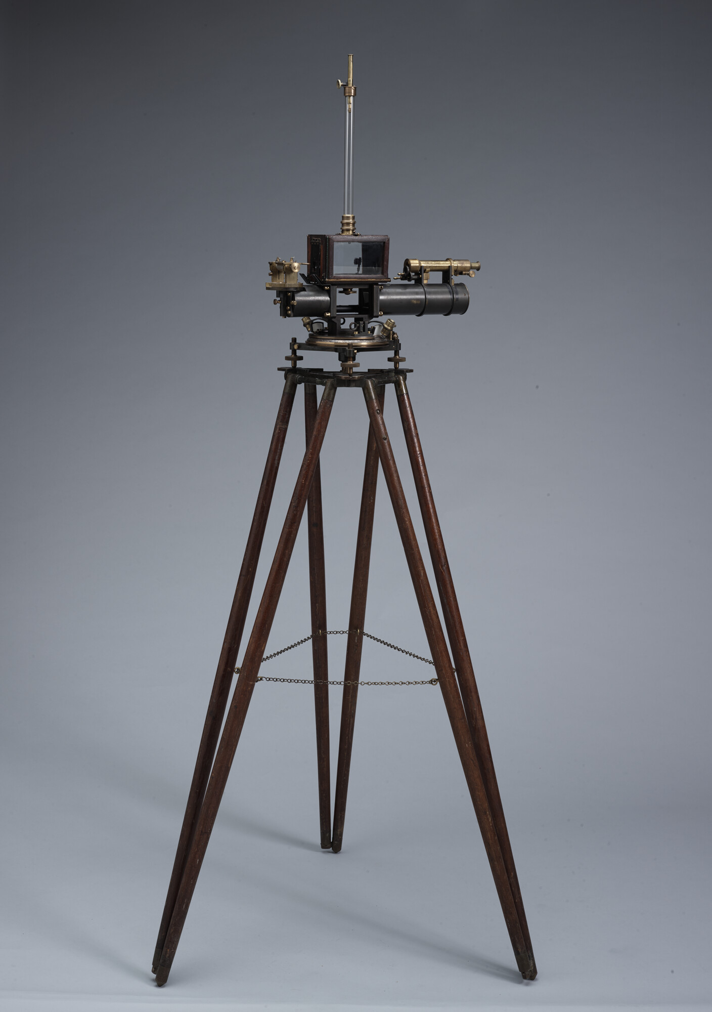 RB.0399(1)2; Statief behorende bij unifilar magnetometer door Elliot Brothers, Londen, 1864; statief