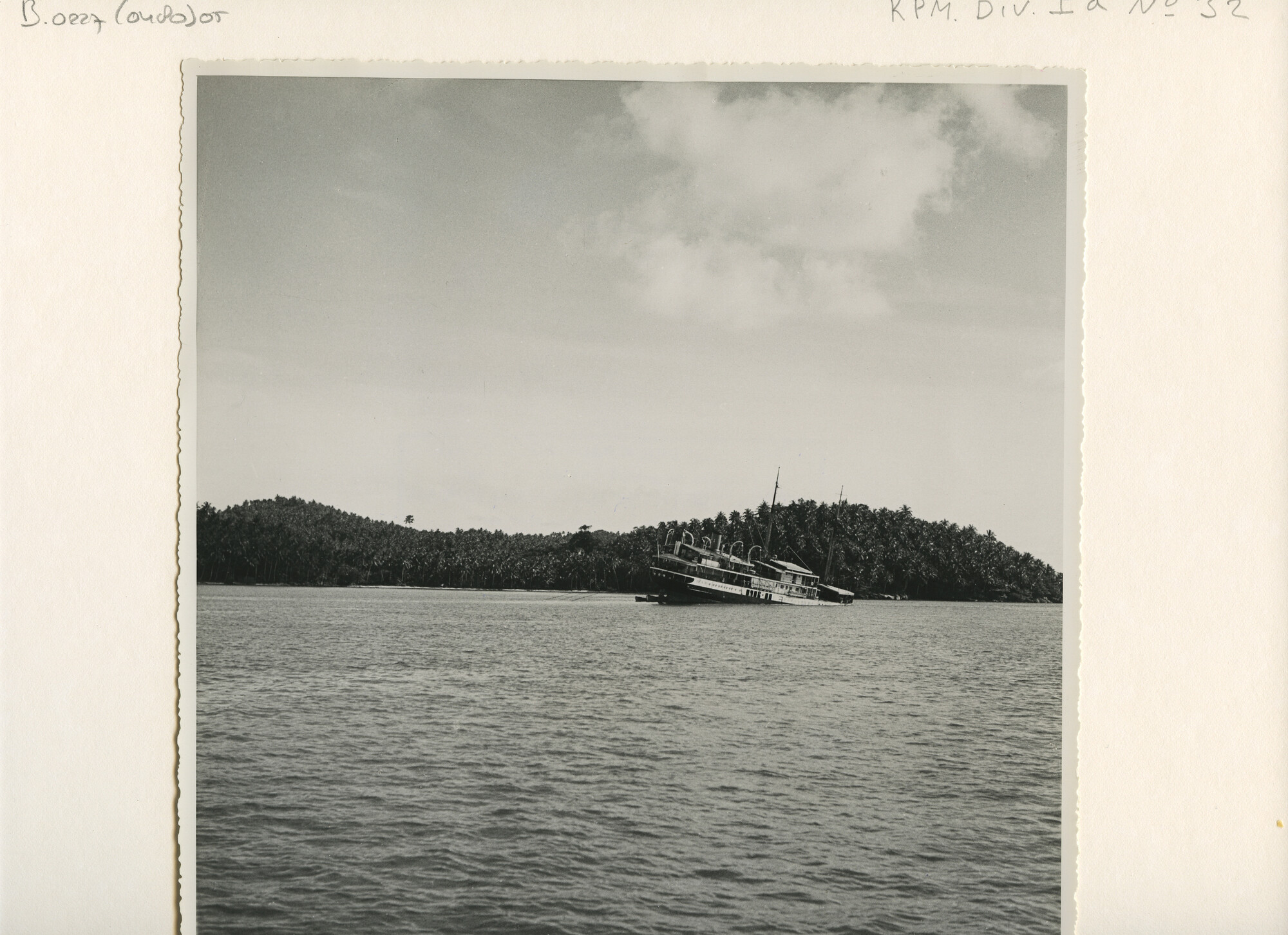 B.0227(0480)05; Foto van het gestrande en gedeeltelijk gezonken ms. Togian bij Pontianak, december 1935; foto