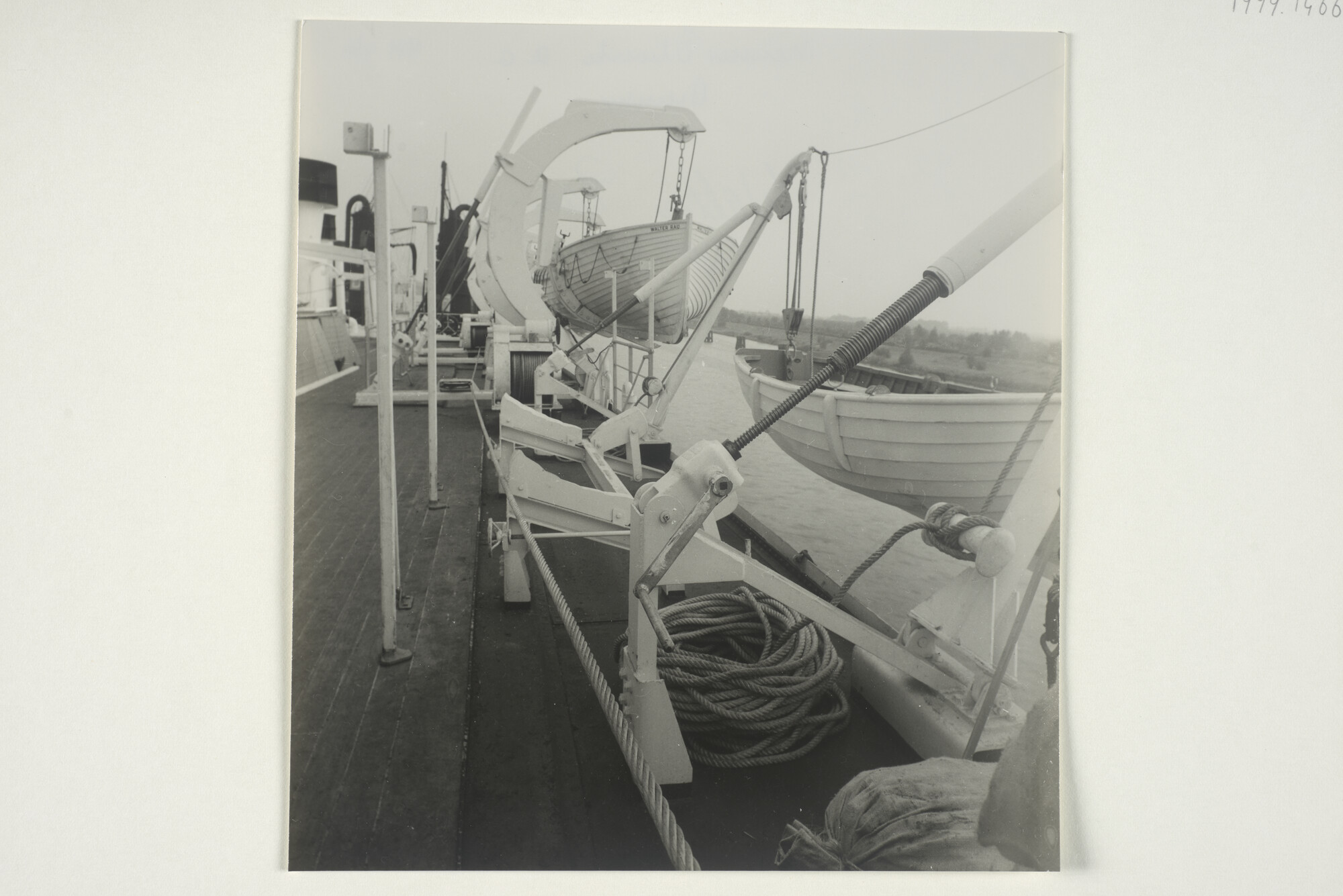 1999.1466; Het sloependek aan boord van het Duitse passagiersschip ms. 'Walter Rau' van Walter Rau Neusser Ölwerkje A.G. uit Bremen; foto
