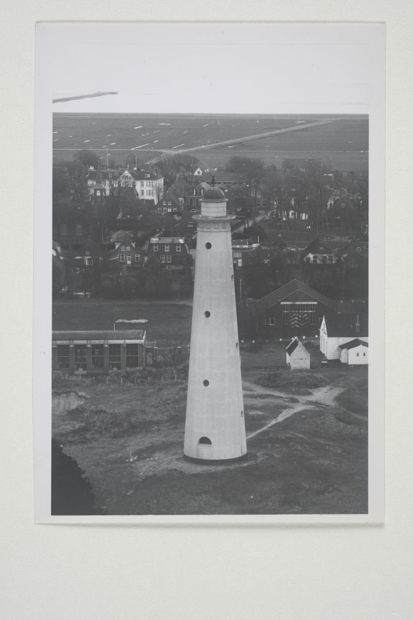 2000.1041; Luchtfoto van de tot watertoren omgebouwde vuurtoren op Schiermonninkoog (Zuidertoren) [...]; foto
