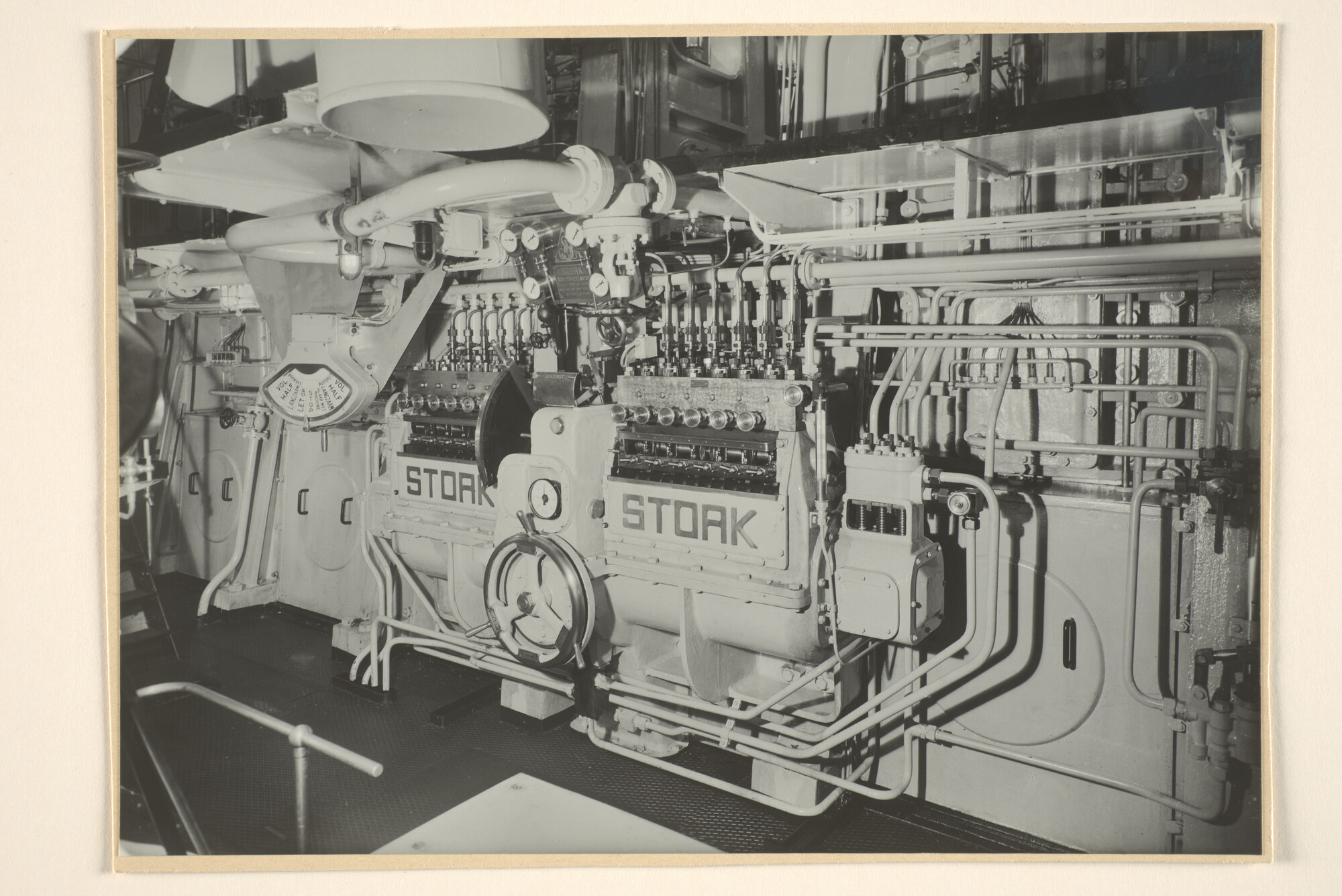 1995.6540; Interieurfotos van de machinekamer van het passagiersschip [...]; fotoreportage