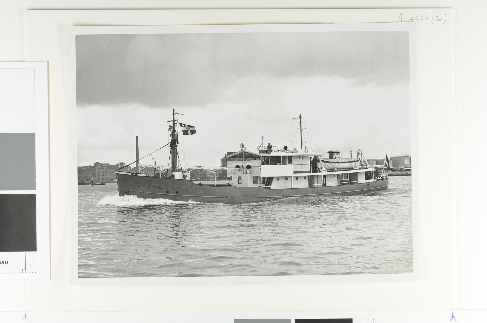 A.4426(50); Het motorschip 'Jan Carstensz' van de Nederlandsche Nieuw-Guinea Petroleum Mij; foto