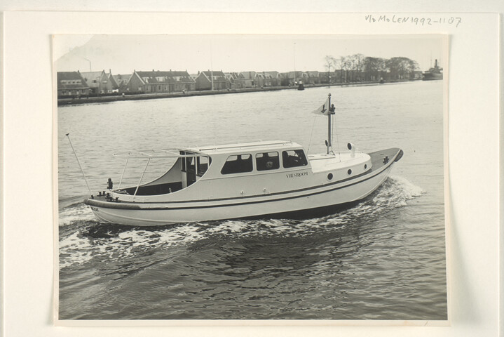 1992.1187; De kleine motorboot 'Vliestroom', tijdens de proefvaart; foto