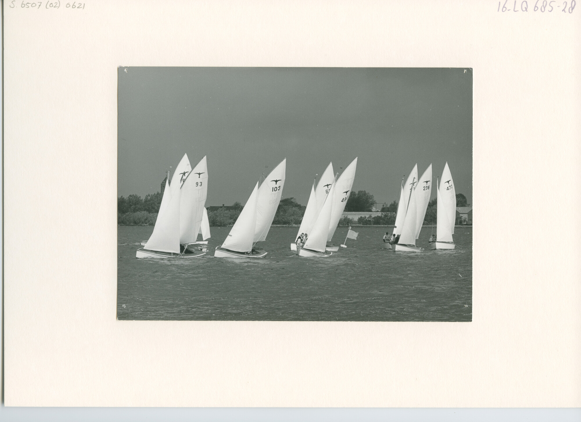 S.6507(02)0621.04; Zwart-wit foto van de Na-Braassem 1963: de Valkenklasse; foto