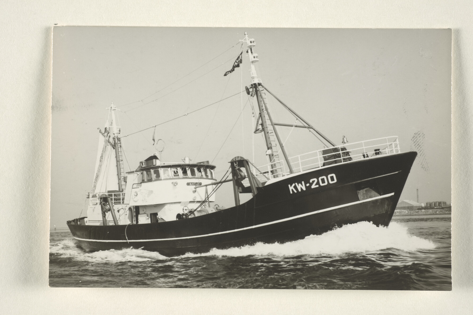 1997.1600; De motortrawler Antje (KW 200) van NV Rederij Schaap uit Katwijk aan Zee [...]; foto