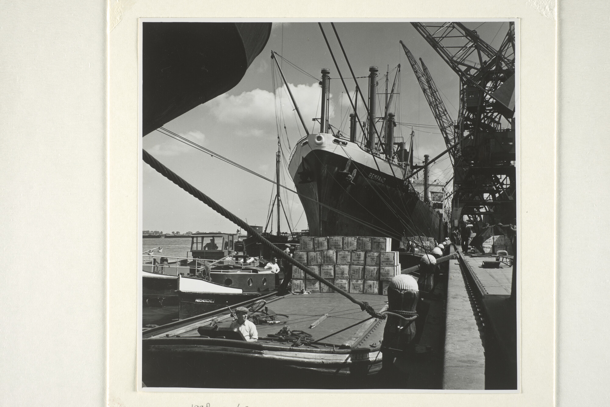 1998.0068; Gezicht op de Sumatrakade in Amsterdam, zomer 1952; foto