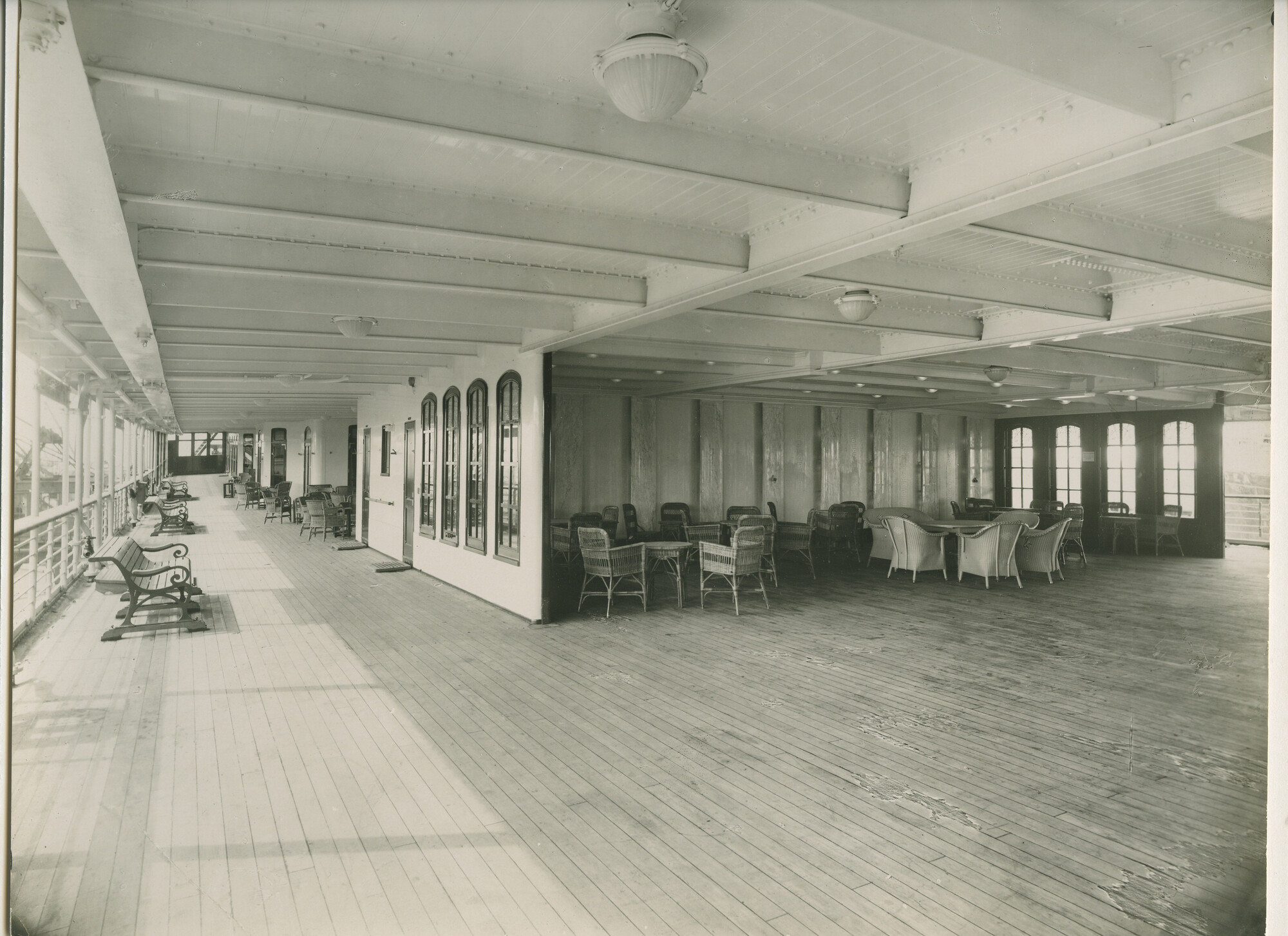S.5444(0738)2; Interieurfoto van het mailschip ms. Johan van Oldenbarnevelt; foto
