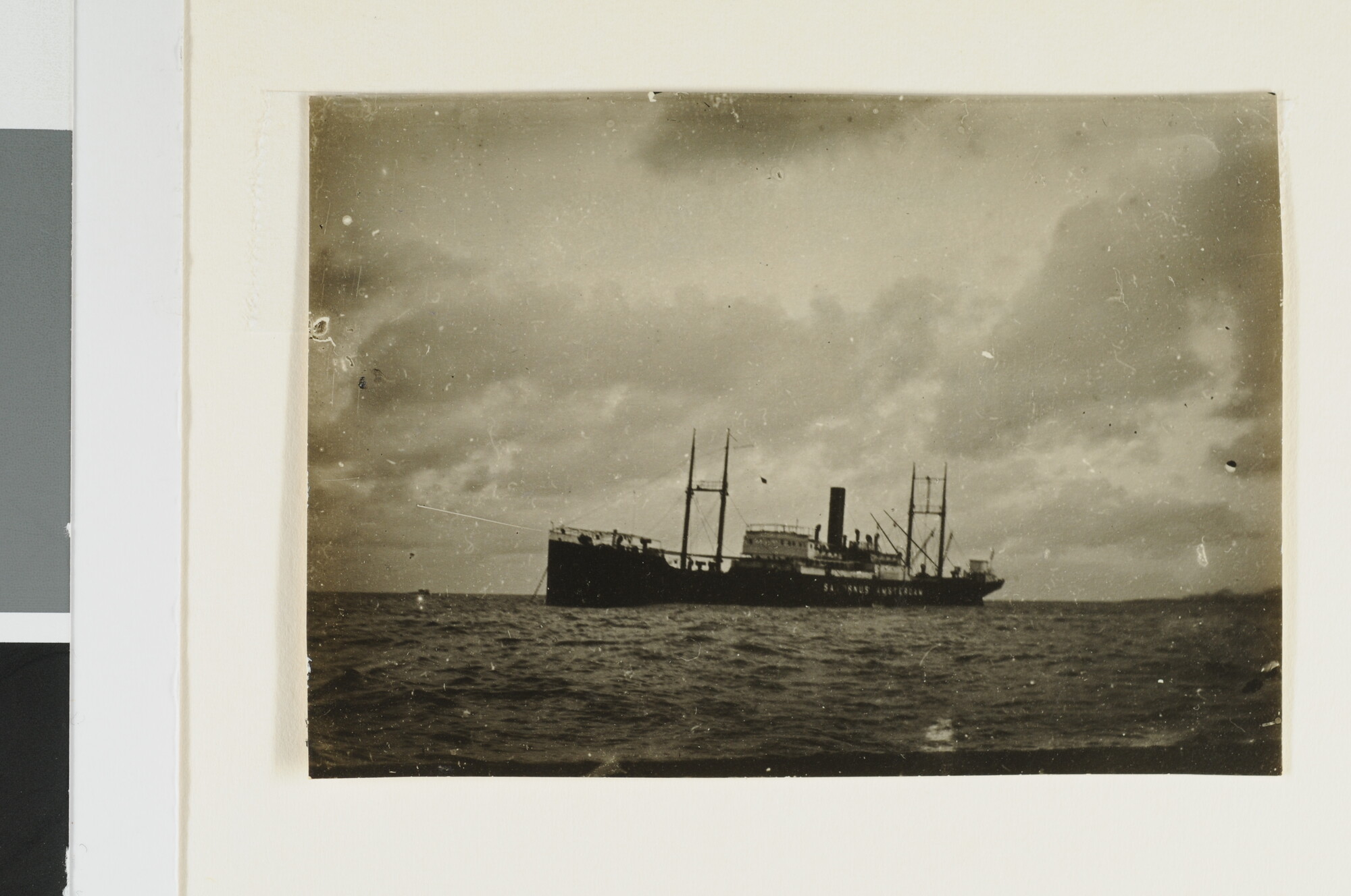 S.5432(02)16; Het vrachtschip ss. 'Saturnus' van de KNSM ligt voor anker op een rede, omstreeks 1930; foto