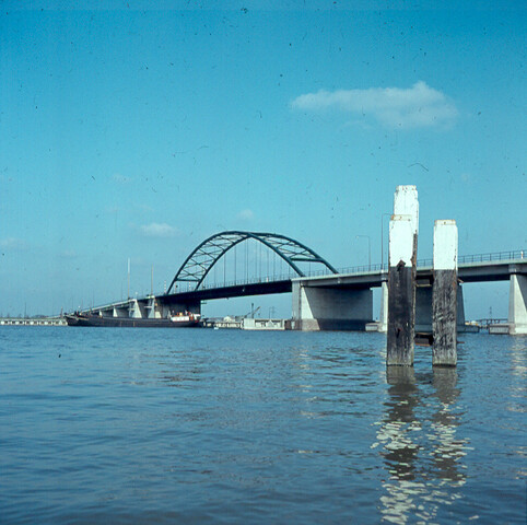 S.9100(1369); Dia brug over buiten IJ, met 3 meerpalen; diapositief