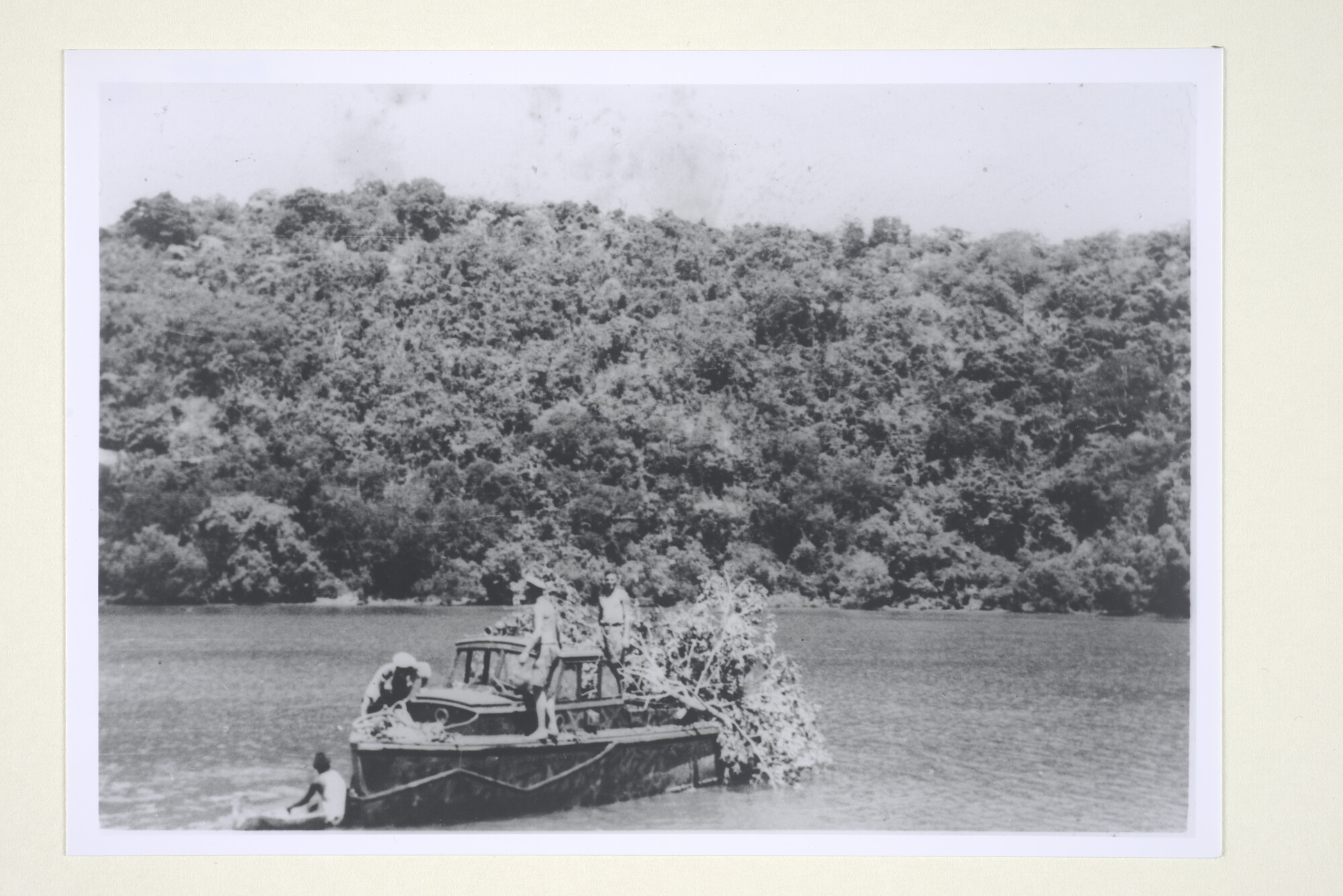 2000.3515; Foto's van de als eiland gecamoufleerde mijnenveger Hr.Ms. 'Abraham Crijnssen' tijdens de ontsnapping van Nederlands-Indië naar Australië, maart 1942; fotoreportage