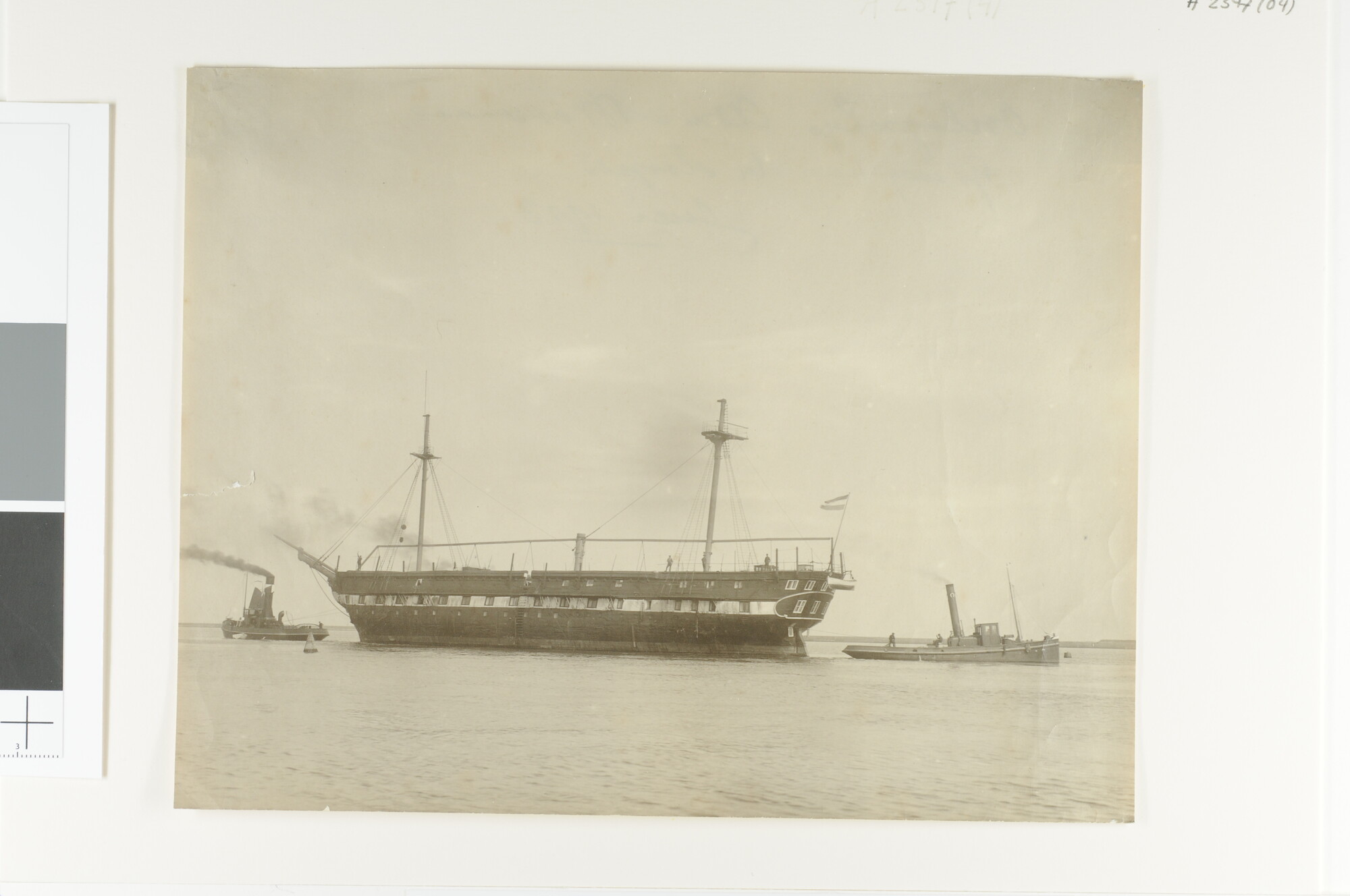 A.2347(04); Het wachtschip Hr.Ms. 'Admiraal van Wassenaer' op weg naar de sloper; foto