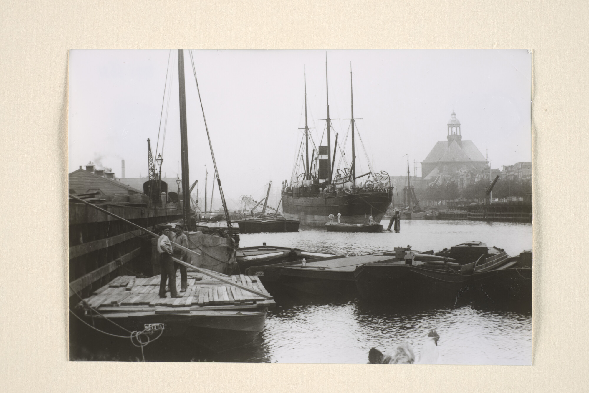 1995.6631; Reproductiefoto's van het vrachtschip ss. 'Castor' van de KNSM afgemeerd in de Nieuwe Vaart te Amsterdam [...]; fotoreportage