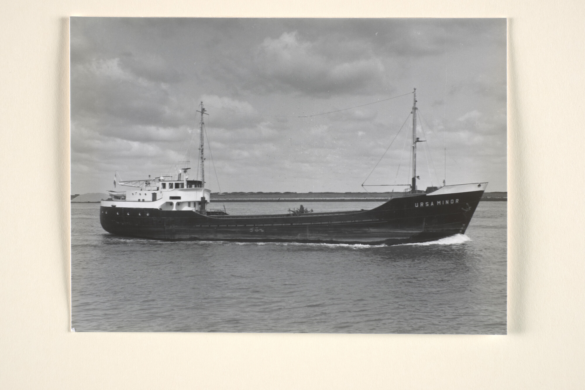 1996.2473; De coaster ms. Ursa Minor van de Erven De Boer uit Delfzijl; foto