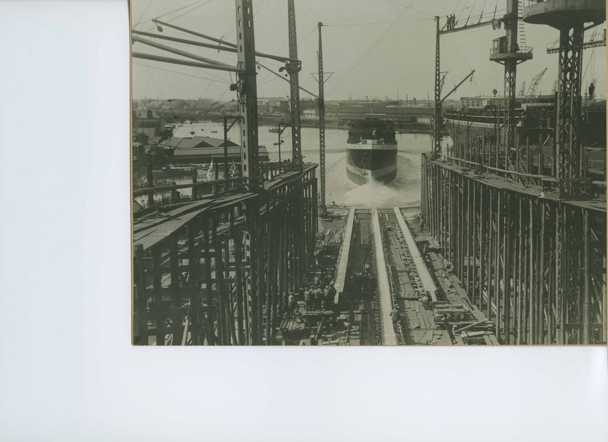 S.5444(0493)07; Foto van de tewaterlating van het passagiersschip ss. Van Rensselaer ; foto