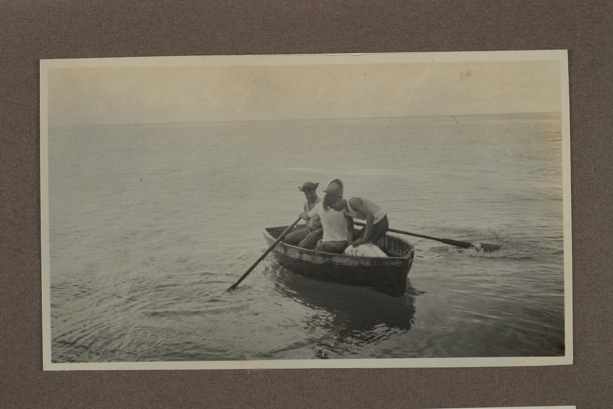 1994.2053; Negen losse bladen uit een album met fotos van de onderzeeboot Hr.Ms. K [...]; fotoreportage