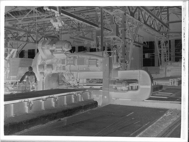S.5444(7522); Twee negatieven van een ponsmachine voor stalen platen op de werf; negatief
