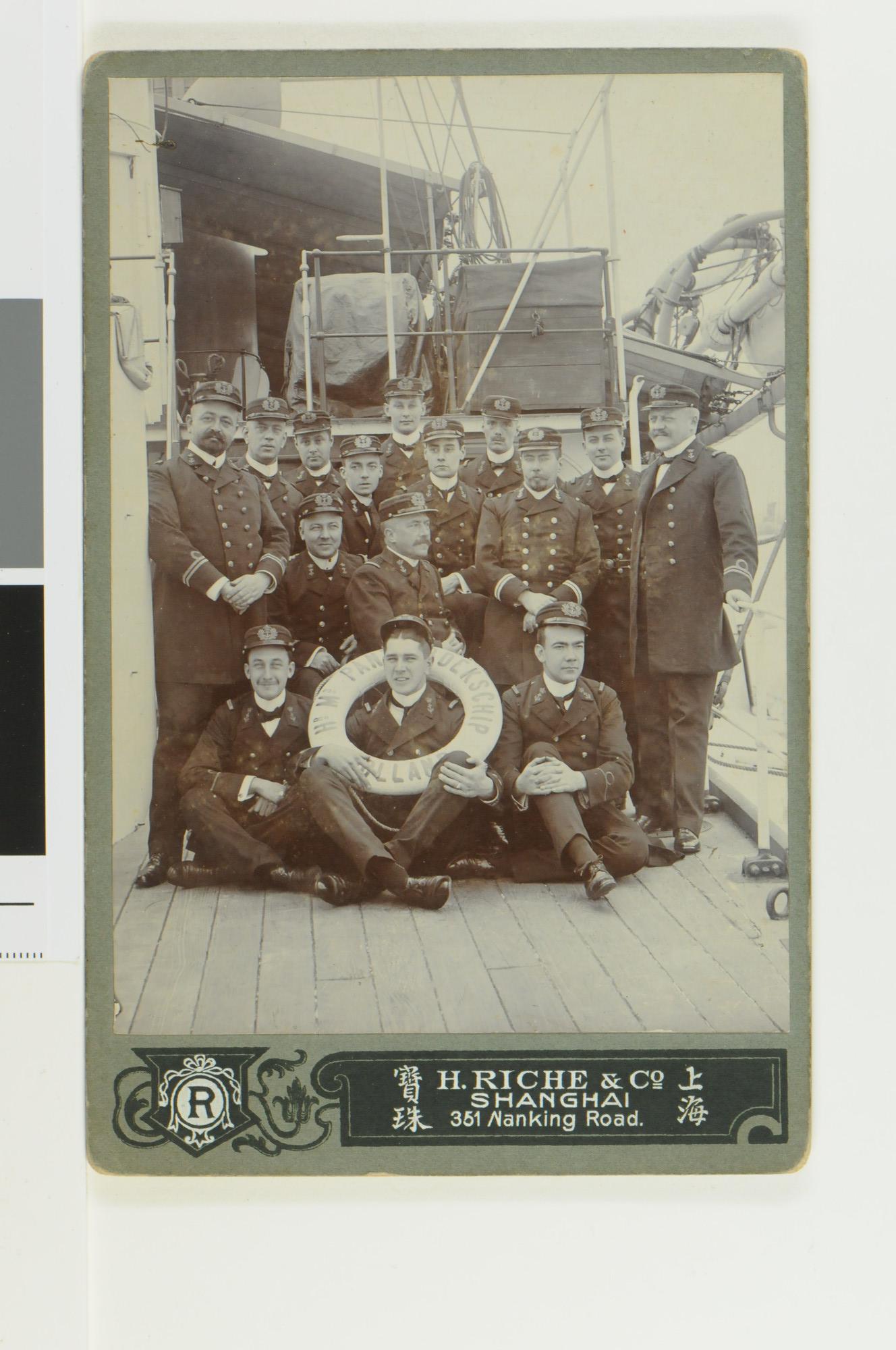S.5997(07); Groepsfoto van de état-major aan dek van het pantserdekschip Hr.Ms. Holland [...]; foto