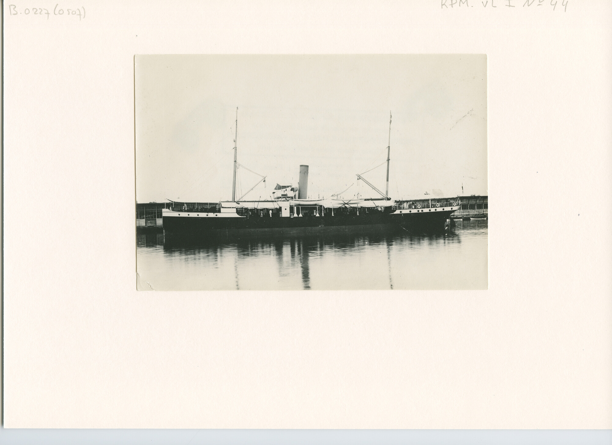 B.0227(0507); Foto van ss. Van der Lijn aan een kade in Nederlands Indië; foto
