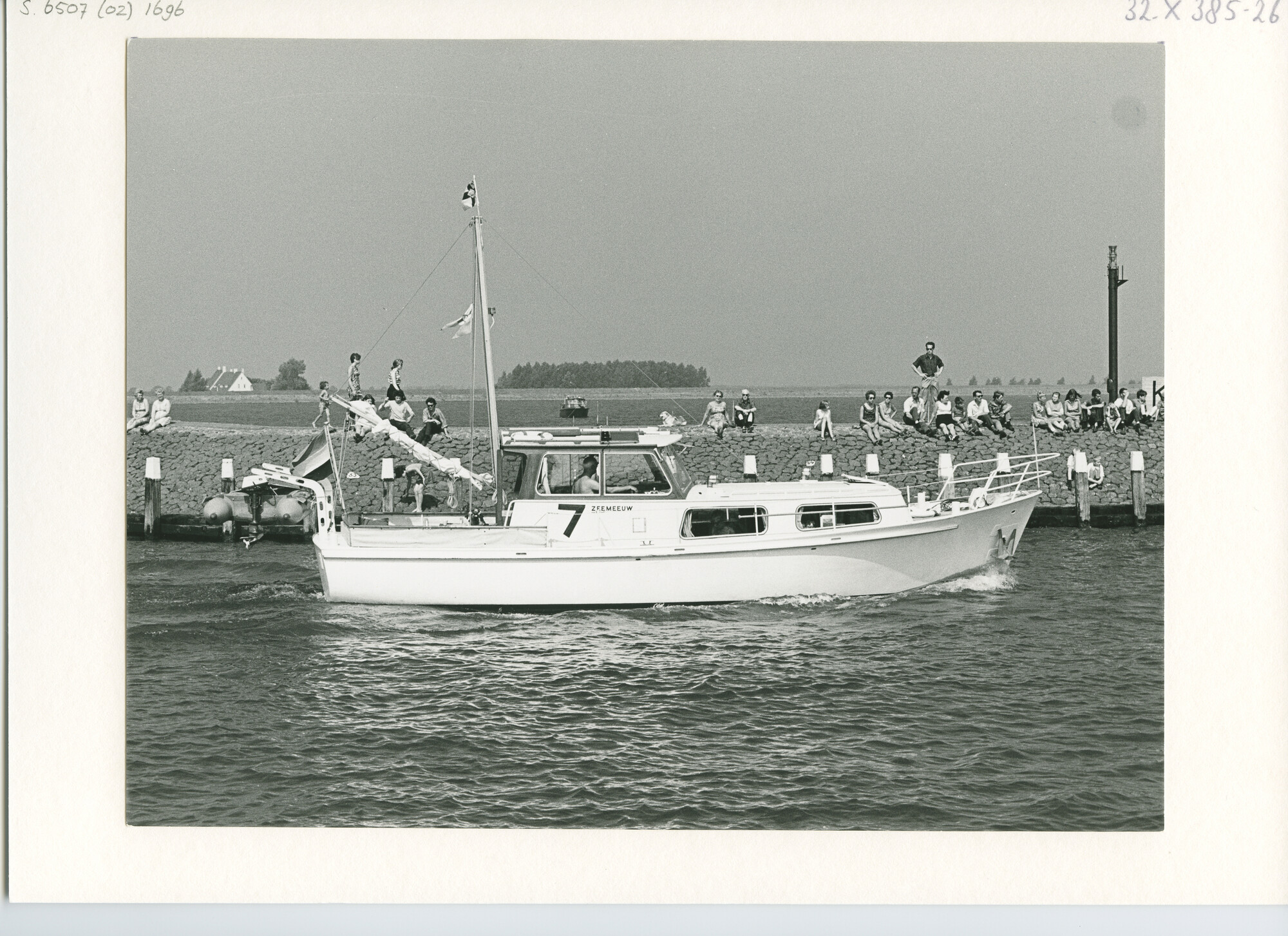 S.6507(02)1696.01; Zwart-wit foto van de deelnemers aan de Pavillon d'Or 1969 verlaten Medemblik; foto